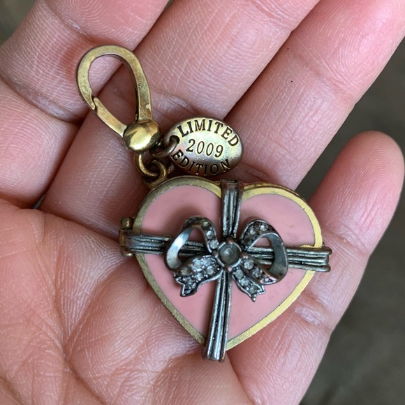 Retired Juicy Couture 2009 Limited Edition Valentine Box of Chocolates Charm - Picture 7 of 13
